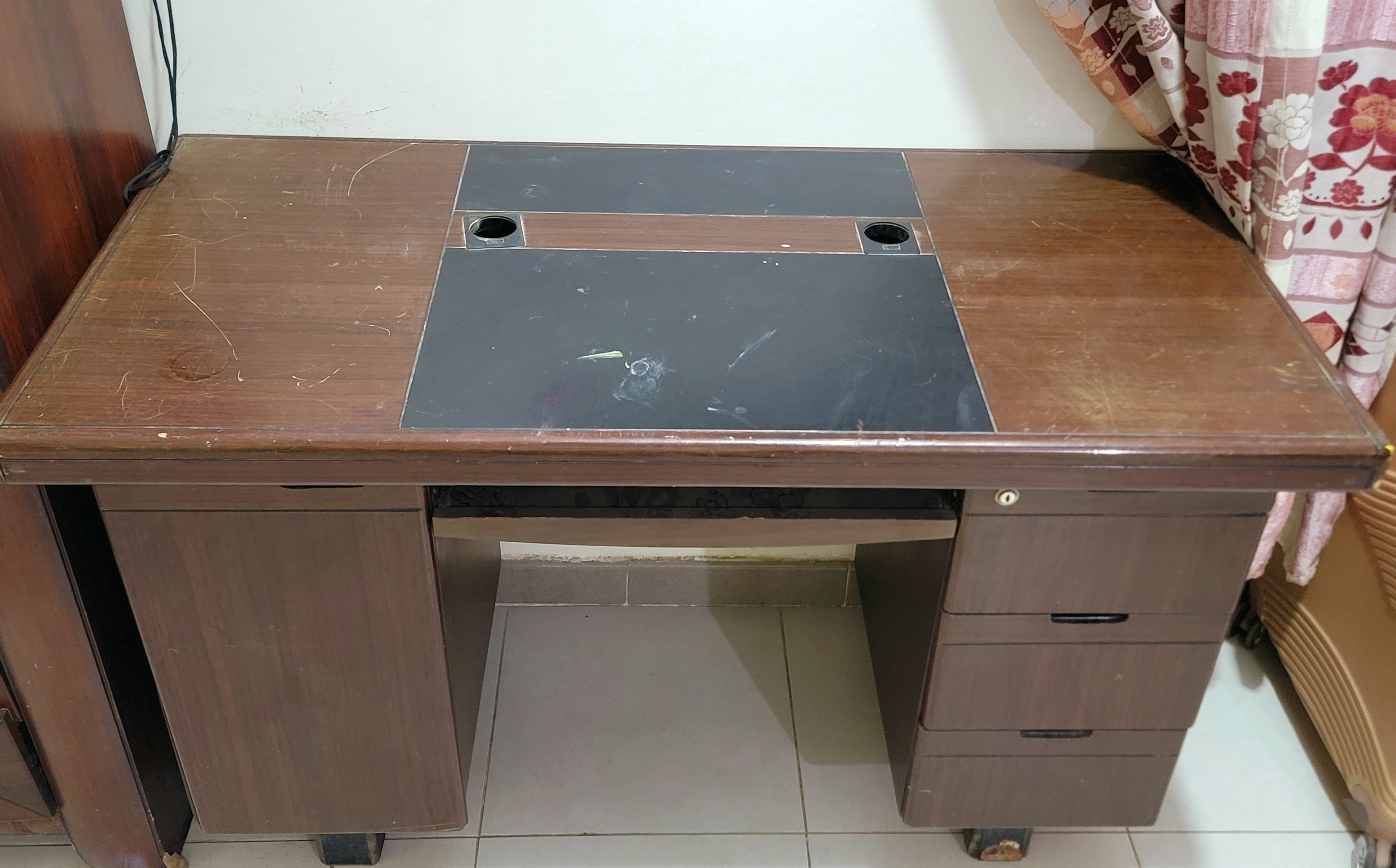 مكتب 140 * 75 خشب اروبي