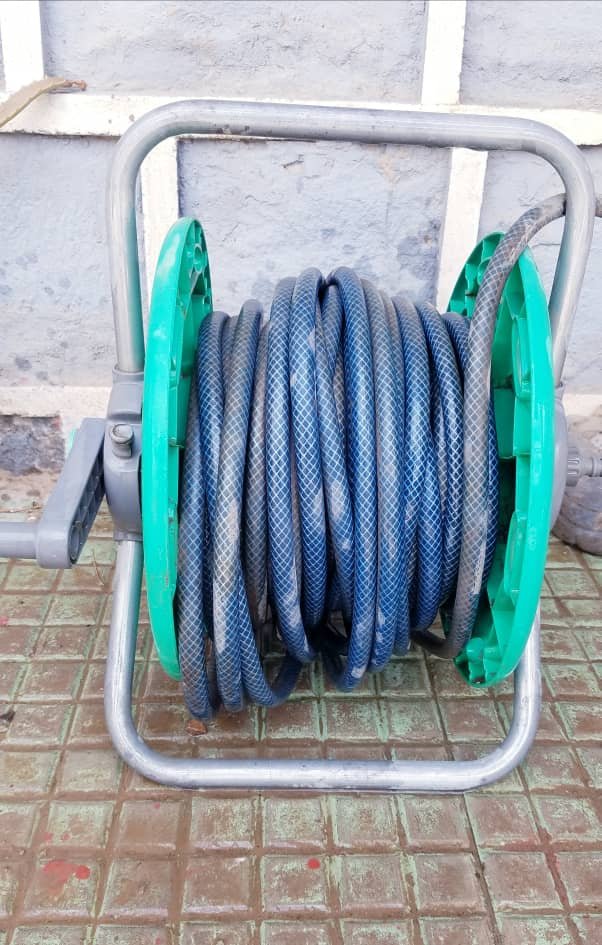 خرطوم ماء على بكرة بحالة ممتازة