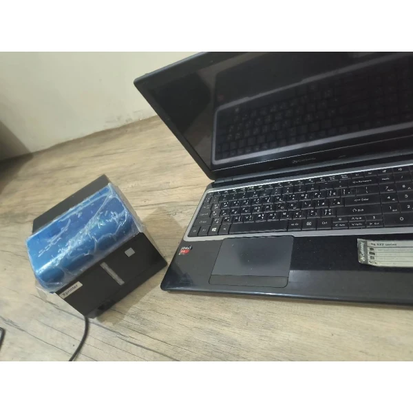 لاب توب فيه تطبيق ثري سوفت الكافي الخاص بالمطاعم مع طابعه فواتير وطابعه عاديه